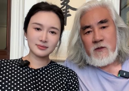 张纪中官宣妻子杜星霖四胎生女！重达696斤，正脸曝光，酷似父亲