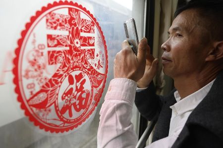 2025中国年｜回家的路：定格春运路上的灿烂笑容