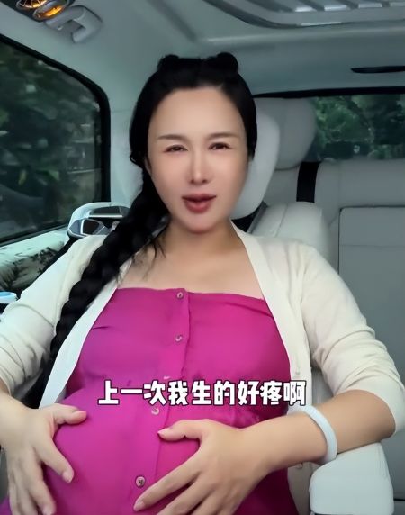 张纪中陪妻待产，躺病房呼呼大睡遭老婆吐槽，提前官宣四胎是女儿